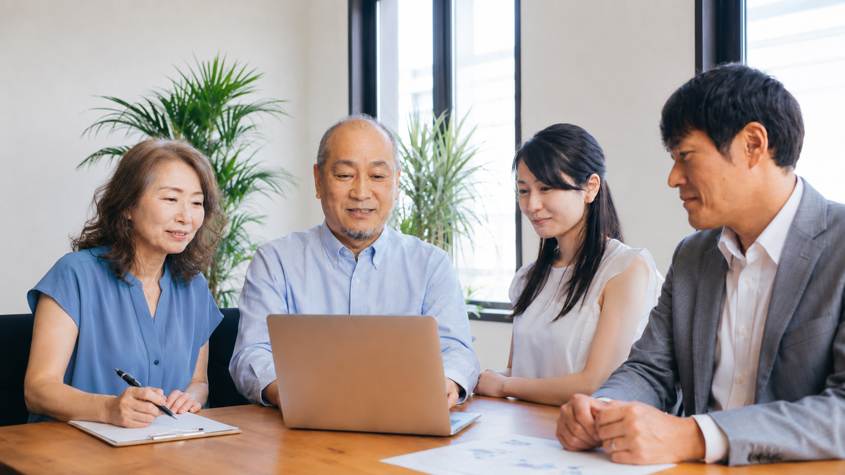 神谷敬吾がチームと打ち合わせをする様子