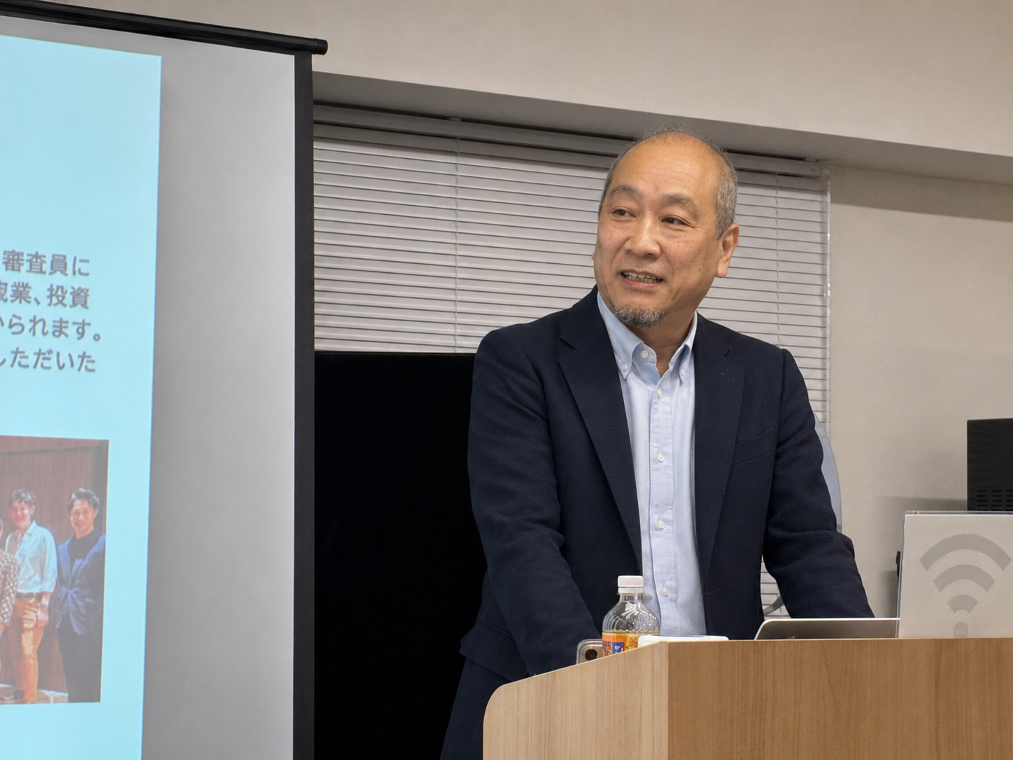 神谷敬吾が研修で講演する様子